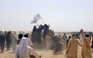 taliban-flags-chaman-pakistan-150721-01