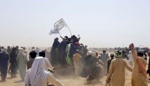 taliban-flags-chaman-pakistan-150721-01