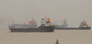 101_Cyclone_Mora_Chittagong_290517_12