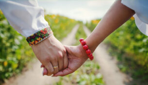 couple-hand-160426-01-1776341787